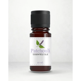 Etherische olie patchoeli in bruine glazen fles met zwarte dop voor aromatherapie